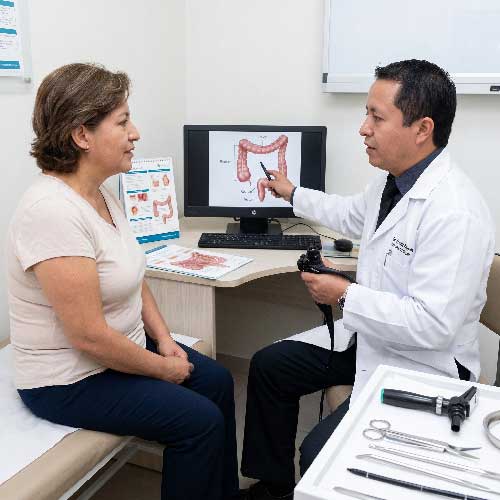 Doctor realizando procedimiento endoscópico